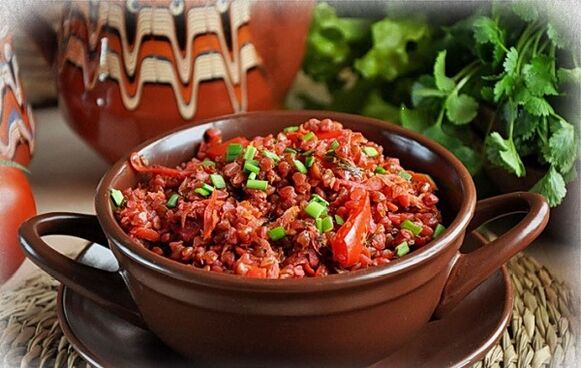 Alforfón con verduras en una olla
