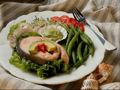 El pescado con verduras está incluido en la dieta para adelgazar.