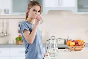 Beber agua pura con una dieta de bebida.