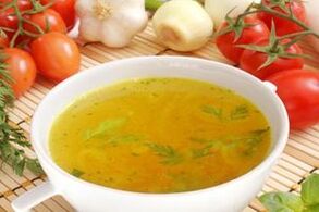 Caldo de pollo sin sal en la dieta para beber.