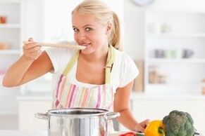 Preparación de caldo para beber dieta.
