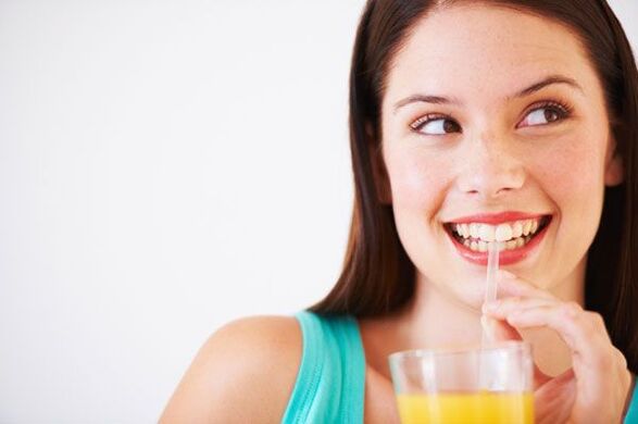 Satisfecha con los resultados de la chica de la dieta de bebida.