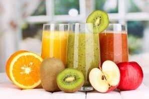 Zumos recién exprimidos de verduras, frutas o bayas en el menú de la dieta para beber.