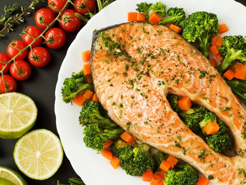 El pescado al horno con verduras es una excelente opción de almuerzo para perder peso