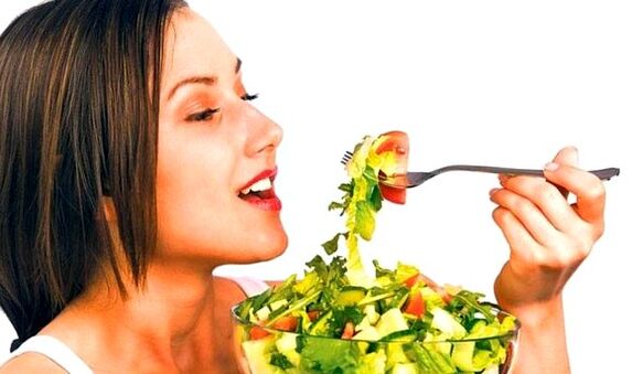 comer ensalada de verduras para bajar de peso