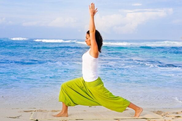 Asana guerrera en yoga para un estiramiento eficaz de los músculos de los hombros y el abdomen. 