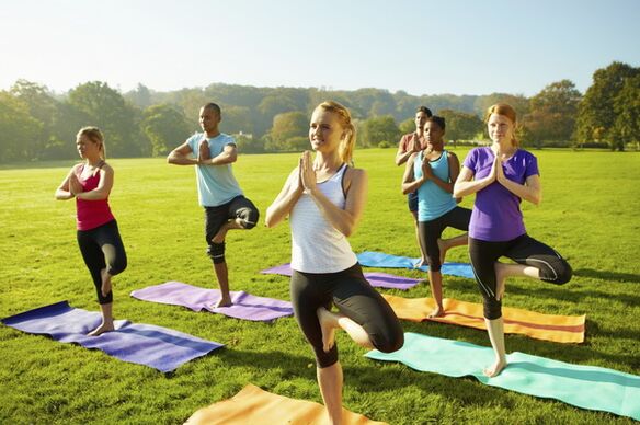 Clases de yoga con el fin de perder peso y mejorar la salud de todo el cuerpo. 