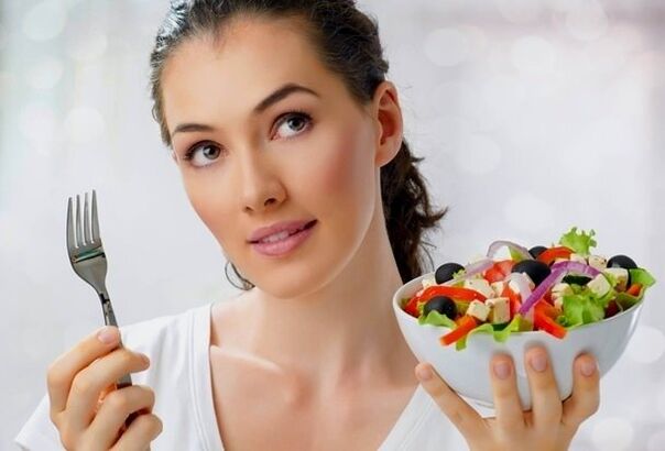 Chica con ensalada en la mano